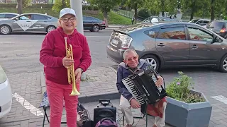 Уличные музыканты в Кишинёве исполнили песню Zinaida Julea - E sarbatoare si rasuna muzica