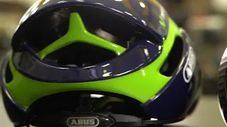 O capacete da equipe Movistar - Abus Gamechanger