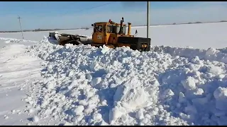 Трактор кировец пробивает дорогу в село Хорошее Алтайский край Табунский район.