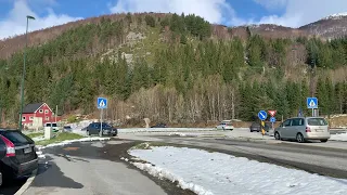 Roundabout in Garnes winter drive with snow and traffic