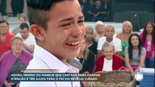 Emocionante, Cantor Lucca Santis reencontra o pai e canta no palco do domingo show