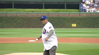 WSH@CHC Gm3: Billy Williams throws the first pitch