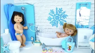 Ani y Ona estrenan baño de Frozen y aprenden a bañarse con canciones infantiles