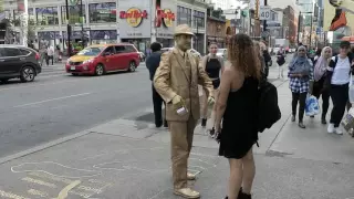 Toronto Street Performer Gets Revenge On Rude Audience Member