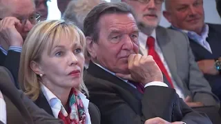 EX-KANZLER: Gerhard Schröder will, dass seine Ex-Frau ihren Doppelnamen ablegt