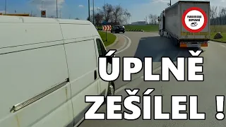 Velká nehoda na Pražském okruhu, převrácená dodávka, past na silnici -  Dashcam kompilace #171