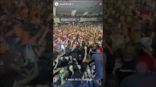 MC Cabelinho pula no meio do público e passa MAL sufocado por não conseguir levantar