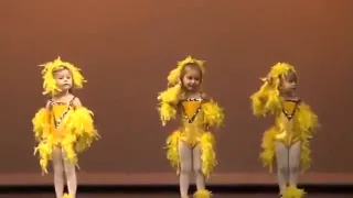 Смешные дети танцуют на сцене
