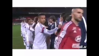 Thiago Silva entrega o casaco para o menino.