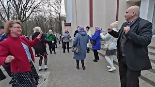 3.03.24г..."ТЫ Самая КРАСИВАЯ"... звучит на танцполе в Гомельском парке...