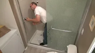 Glass Sliding Shower Door. Стеклянная раздвижная дверь в душе