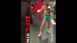 Conor McGregor s'entraîne pour Dustin Poirier