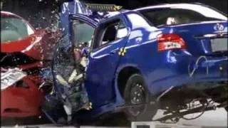 Toyota Camry vs Toyota Yaris - Crash test compatibilità IIHS, Sicurauto.it