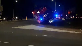 (crash) (thv: zwaar) hoogwerker brandweer kantelt tijdens rit richting gebouwbrand