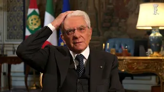 Il ciuffo fuori posto di Mattarella: "Giovanni, non vado dal barbiere nemmeno io"