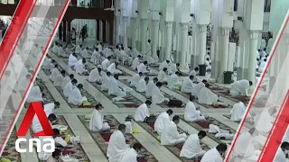 Muslim pilgrims pray at Mount Arafat on second day of Haj