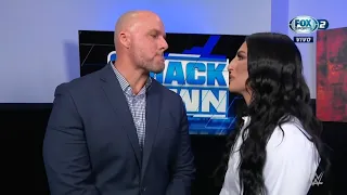 Sonya Deville le da una cachetada a Adam Pearce en Backstage - WWE Smackdown 01/07/2022 (Español)