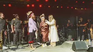 Lauren Daigle honors Indigenous Culture and performs “Rescue”