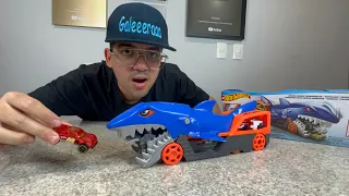 TESTANDO O TUBARÃO GIGANTE QUE DEVORA CARRINHOS HOT WHEELS!!