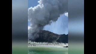 The moment the White Island volcano erupted - in amateur images