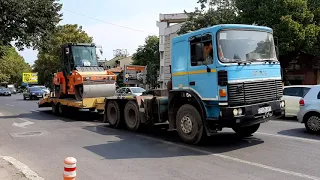 Constanța:Camion Roman Diesel cu un cilindru compactor in trafic.