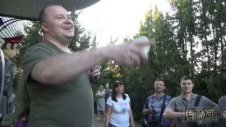 Дмитрий Воробьёв проводит конкурс. Посиделки во дворе дома Михаила Круга