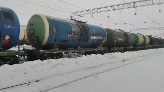 Электровоз 2ЭС5К с грузовым поездом отправляется со станции Полярные Зори