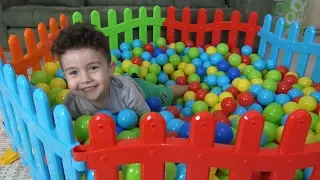 Yusuf Renkli Çitlerden Top Havuzu Yaptı | Eğlenceli Çocuk Videoları