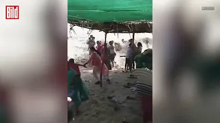 Riesen-Welle überrollt einen Strand (Indien).