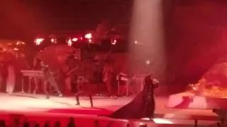 Rihanna performing "Man down" live! (Anti world tour)