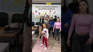 Quando sei in classe a fare lezione e parte la canzone di Stefano e Ilary - Questa Scuola! #shorts