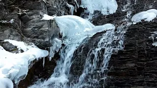 Водопад в Национальном парке Джаспер. Алберта, Канада.