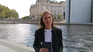 Schulleiter für Aufklärung mit Bianca Höltje am 23. Mai 2021 vor dem Reichstag