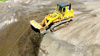 CAT 963B tracked loader is fixing the place