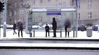 Норвегия, замерзающий мальчик на остановке