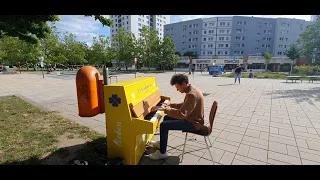 Street Pianist plays Pop Medley in Berlin-Marzahn ("Klangpromenade") – Thomas Krüger