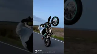 Wheelie Husqvarna FE501 Supermoto