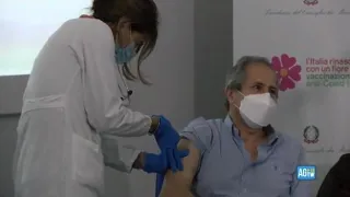 Covid-19, Crisanti si vaccina in diretta: «Fondamentale per bloccare il virus»