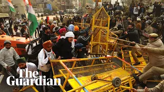 India: farmers storm Delhi's Red Fort amid violent clashes with police