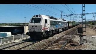 Locomotora 333-373 con nueve vagones XX pasa por Vallecas hacia Villaverde. 25/7/2023.