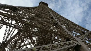 Eiffel Tower, 60 seconds