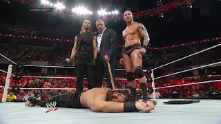 Seth Rollins ataca y traiciona a The Shield - WWE Raw 02/06/2014 (En Español)