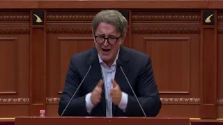Shpërthen në lot në mes të parlamentit, deputeti Tomor Alizoti "kryqëzon" socialistët