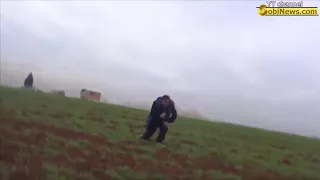 Сирия. Разовая бомбовая кассета(РБК) воткнулась в землю рядом с военкором боевиков.