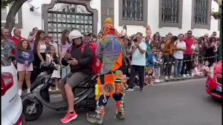 Karcocha faz parar o trânsito no Funchal com multidão às gargalhadas