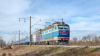 ЧС4-085 + ЧС4-037 с пассажирским поездом следуют по перегону