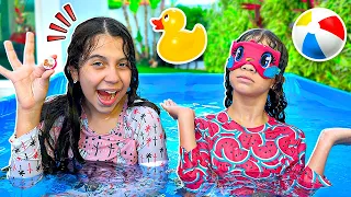 SARAH E AMIGA se DIVERTEM na PISCINA com BRINCADEIRAS DIVERTIDAS | Funny Story for Kids