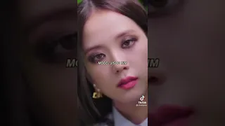 kim jisoo diye yazılır ALFA diye okunur....😎