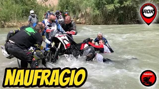 Tenere 700 cae al agua al cruzar rio caudaloso | Yamaha Motor Desert Challenge 2021