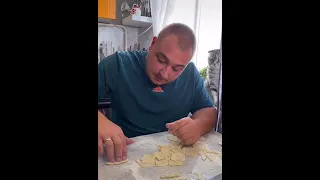 Русский мужик делает чеченское блюдо жижг галнаш